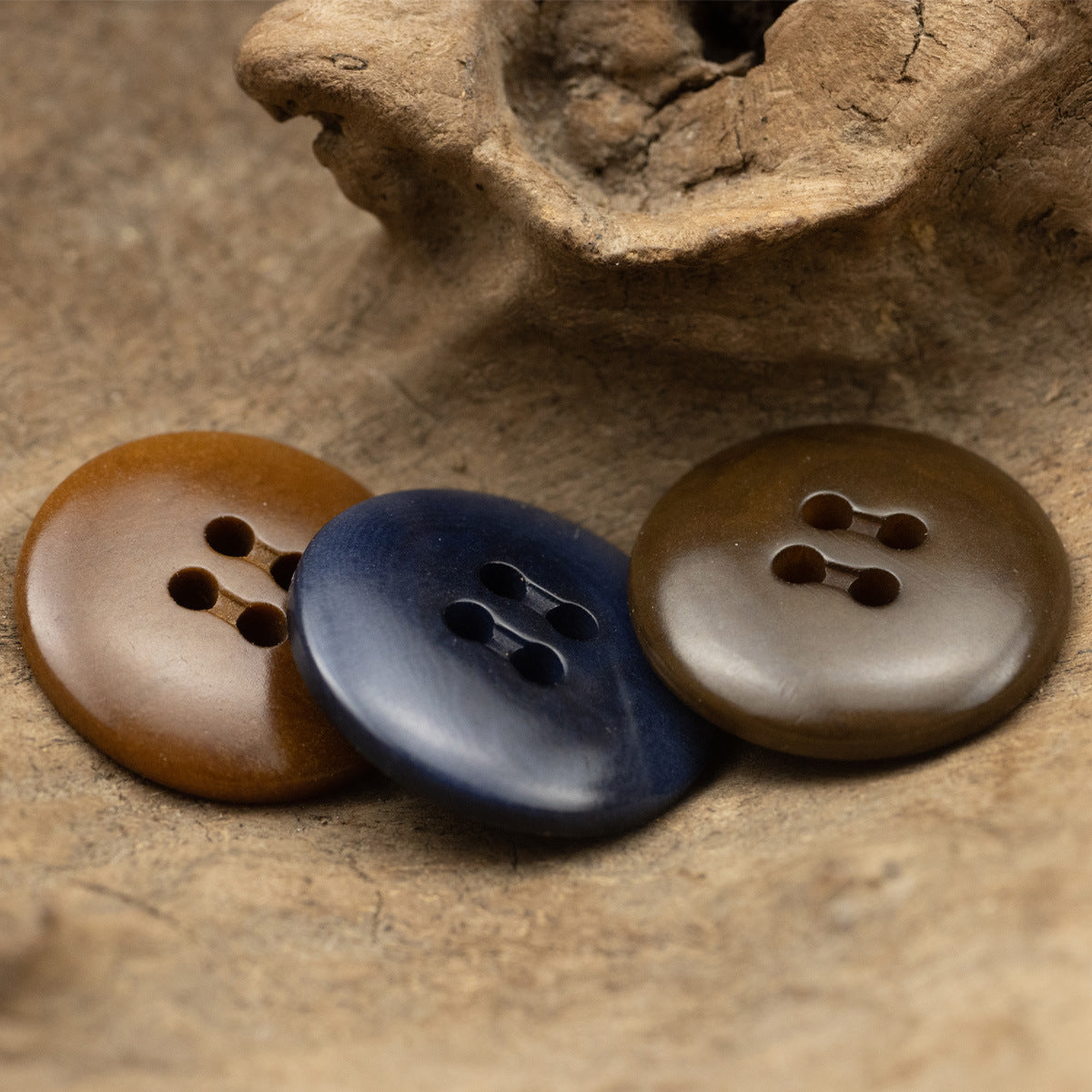 Drei Vierloch-Knöpfe: tiefes Blau, Braun und Dunkelbraun, 15–25 mm