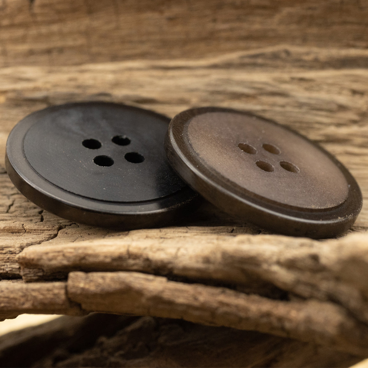 Matte 4-hole fruit buttons, backs/undersides shown in black and brown, 15–25 mm