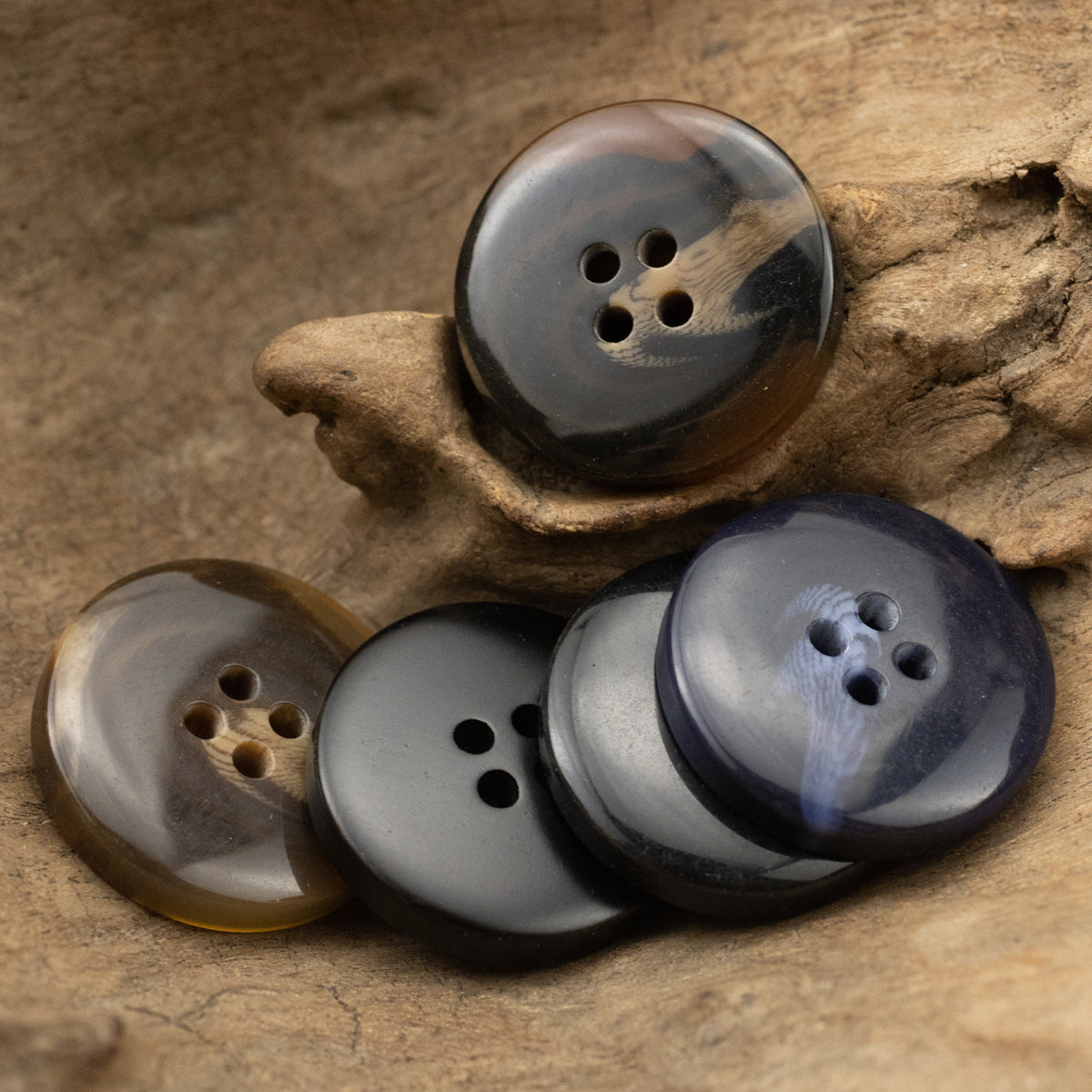 Round resin buttons with 4 holes, dark tiger striped finish in mixed tones