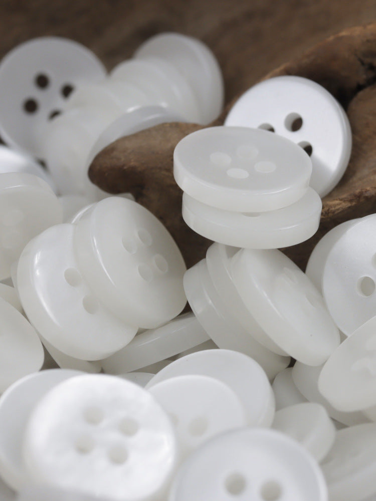 Mehrere weiße, runde Resin-Knöpfe mit Befestigungslöchern, 12,5 mm