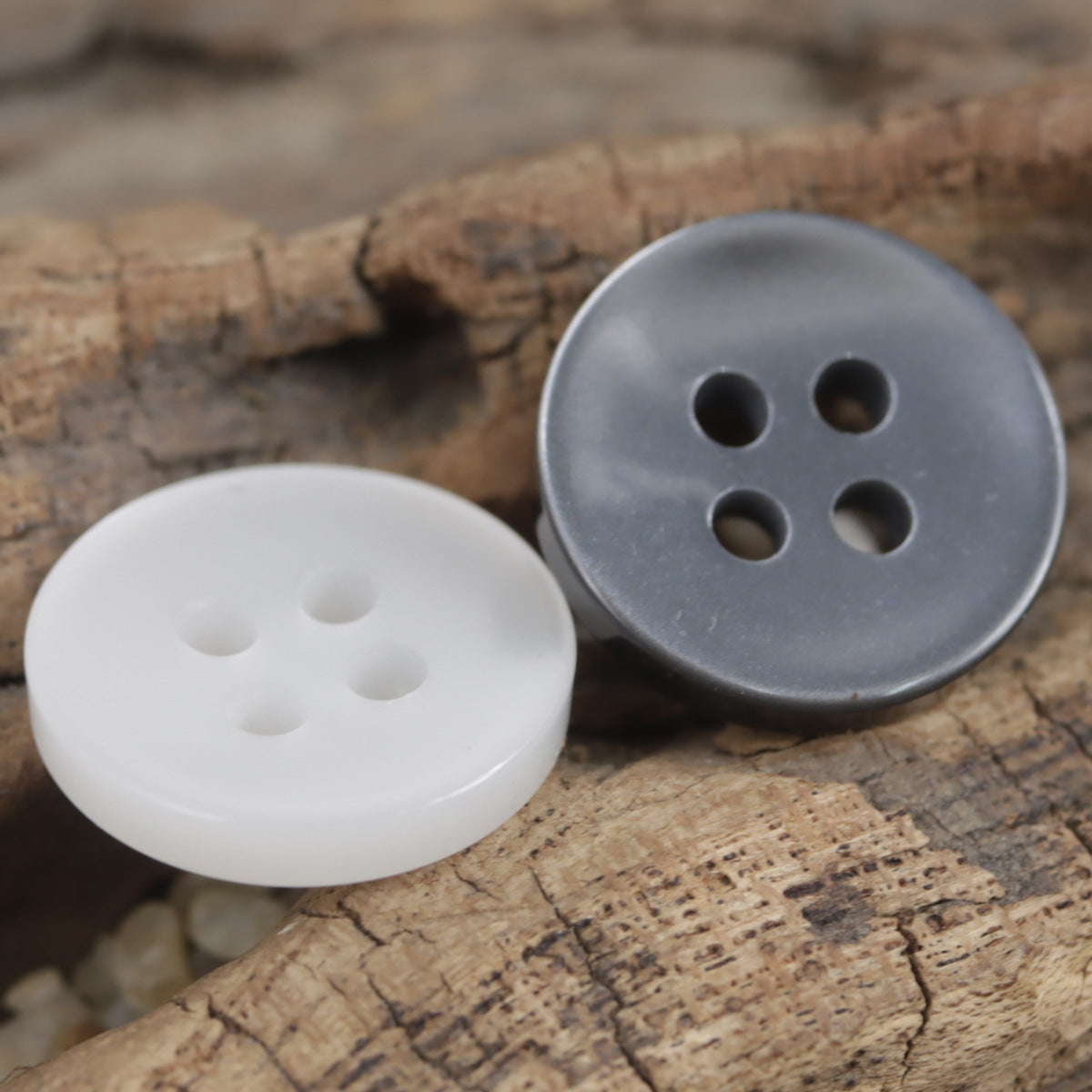 Zwei runde Resin-Knöpfe in weiß und dunkelgrau mit Befestigungslöchern, 12,5 mm