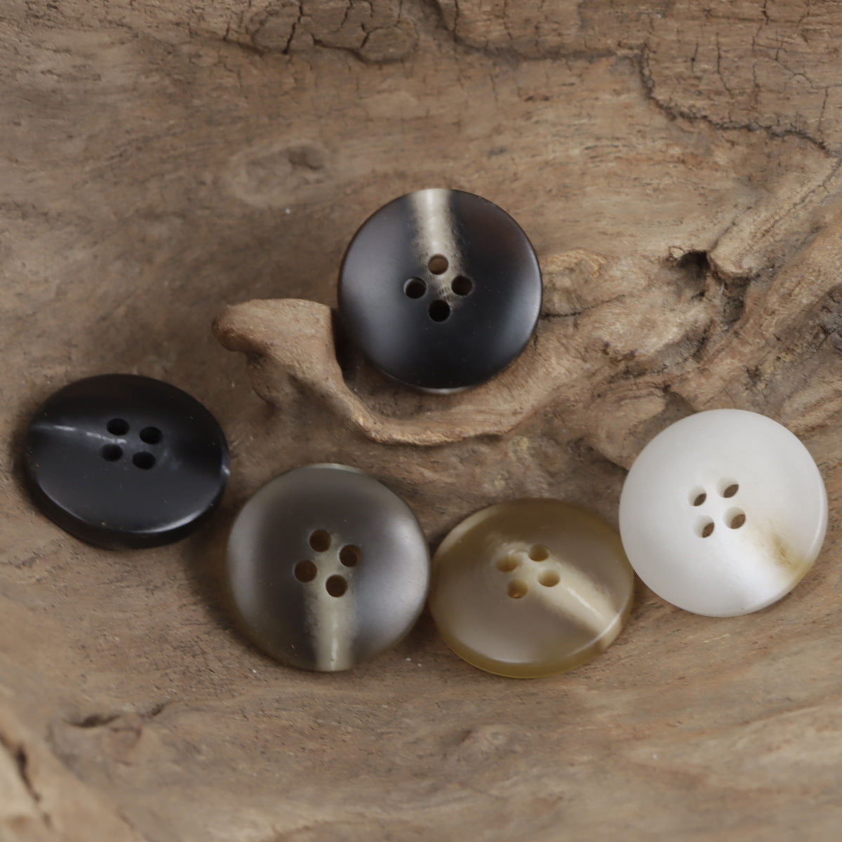 Four-hole resin flat buttons, round, dark and light mix