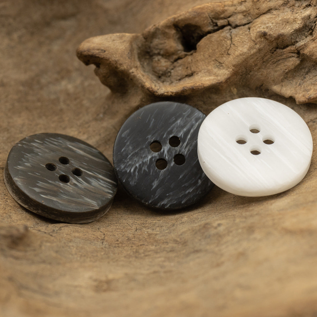 Irreguläre Resin-Knöpfe-Set mit Holzmaserung, dunkelgrau/weiß, je 4 Löcher