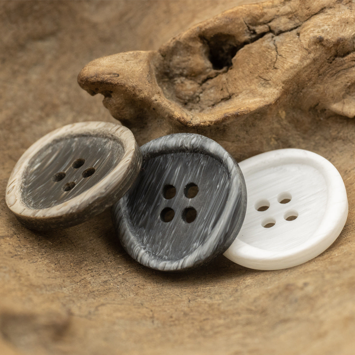Irreguläre Resin-Knöpfe im Trio, grau mit Holzmaserung, weiß, dunkler Rand, 4 Löcher