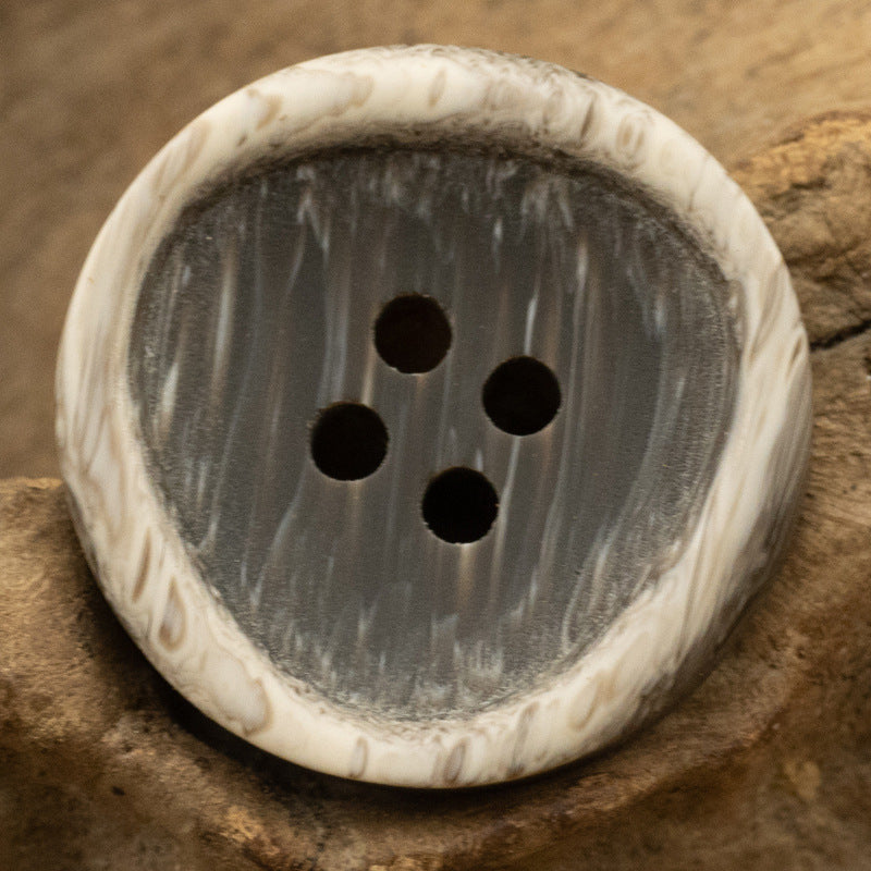 Weißer Resin-Knopf mit Holzmaserung-Optik am Rand, 4 Löcher, runde Struktur