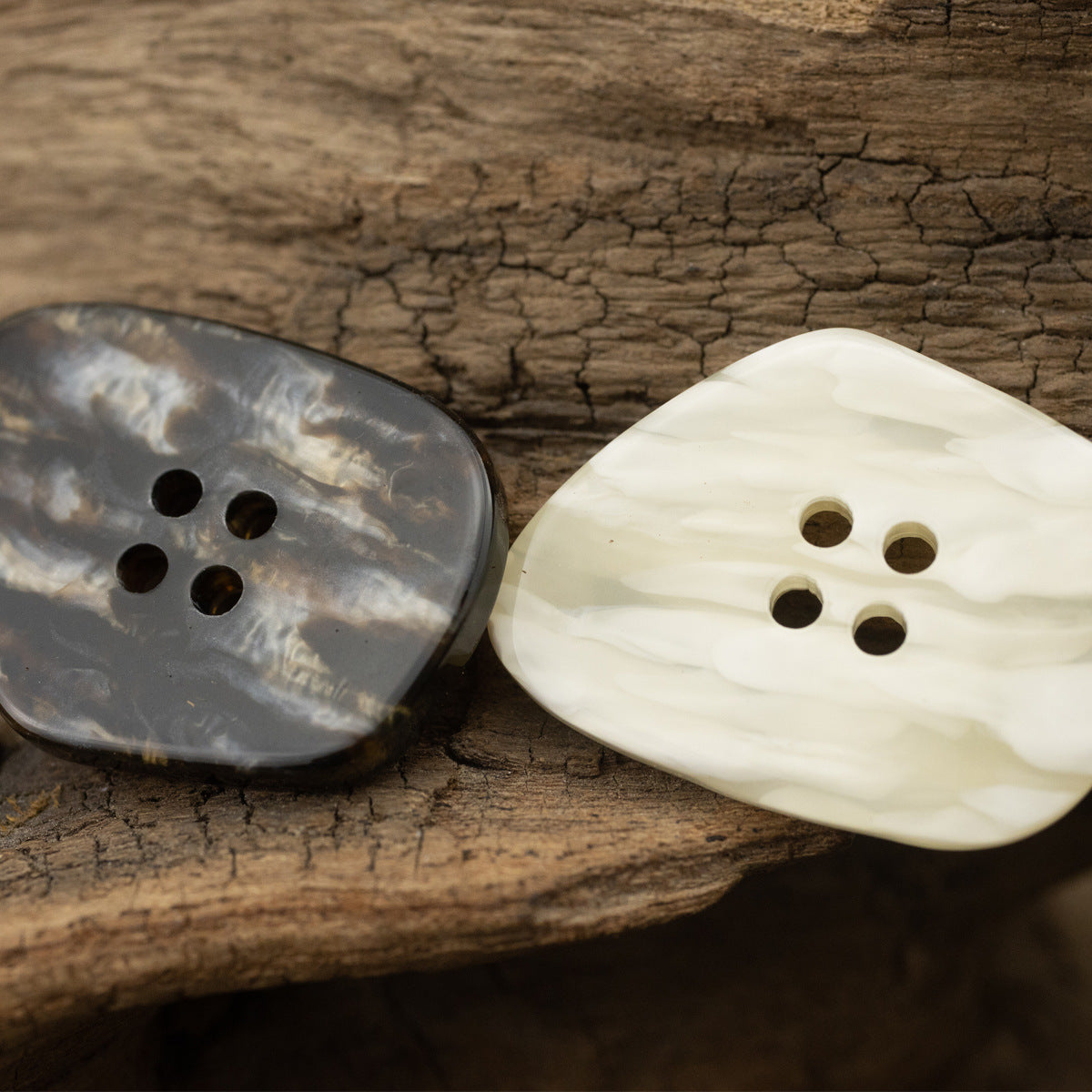 Resin coat buttons with marble texture: dark and off-white, glossy, 4 holes each