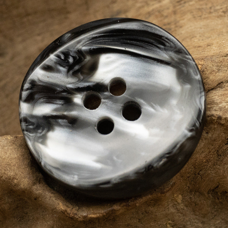 25-mm Kunstmuschel-Knopf mit vier Löchern, schwarzes Muster, gewölbt