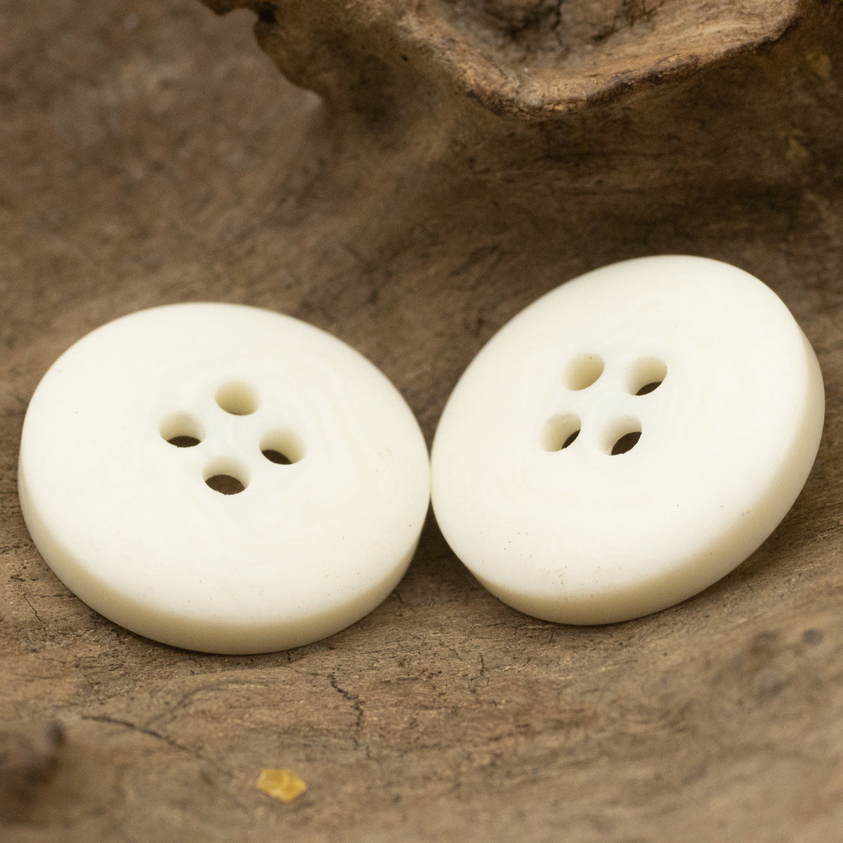 15-25mm Narrow-Edged 4 Hole Off-White Resin Buttons 30pcs