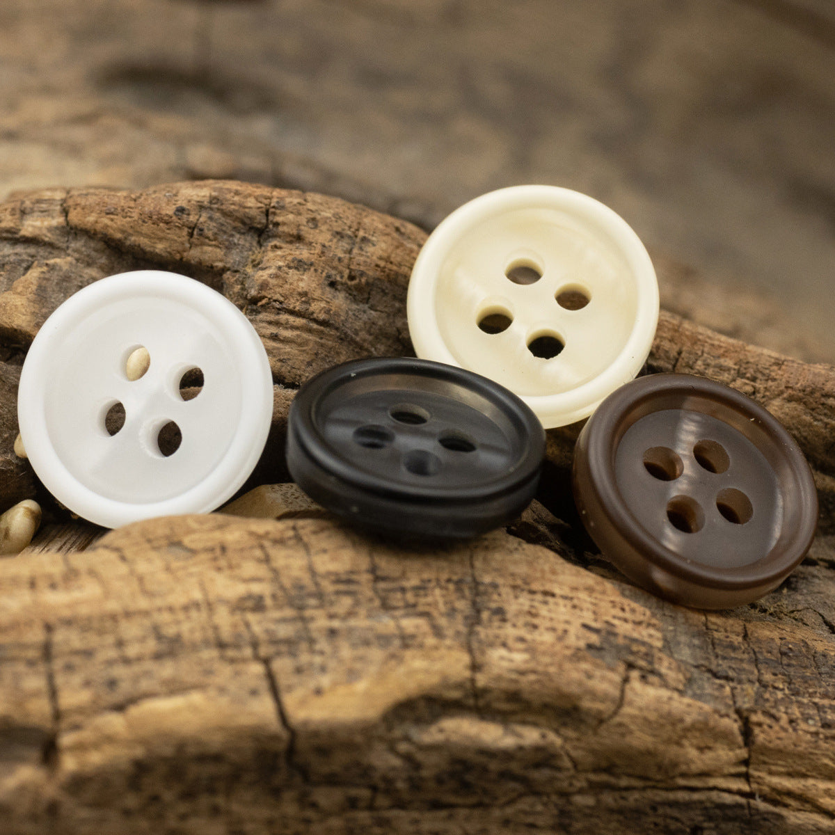 Runde 11.5mm Resin-Knöpfe mit 4 Löchern in Weiß, Creme, Schwarz und Braun