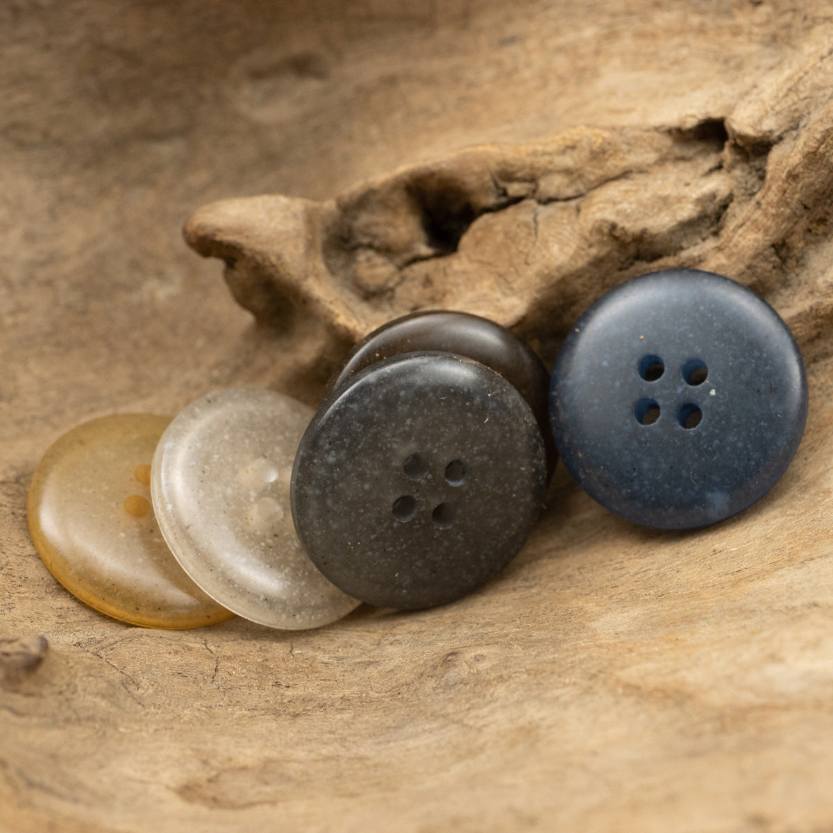 Transluzente Vierloch-Resin-Knöpfe in Creme, Dunkelbraun, Grau und Blau