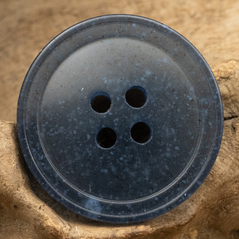 Transluzenter Vierloch-Resin-Knopf, navy/blau mit gesprenkelter Oberfläche