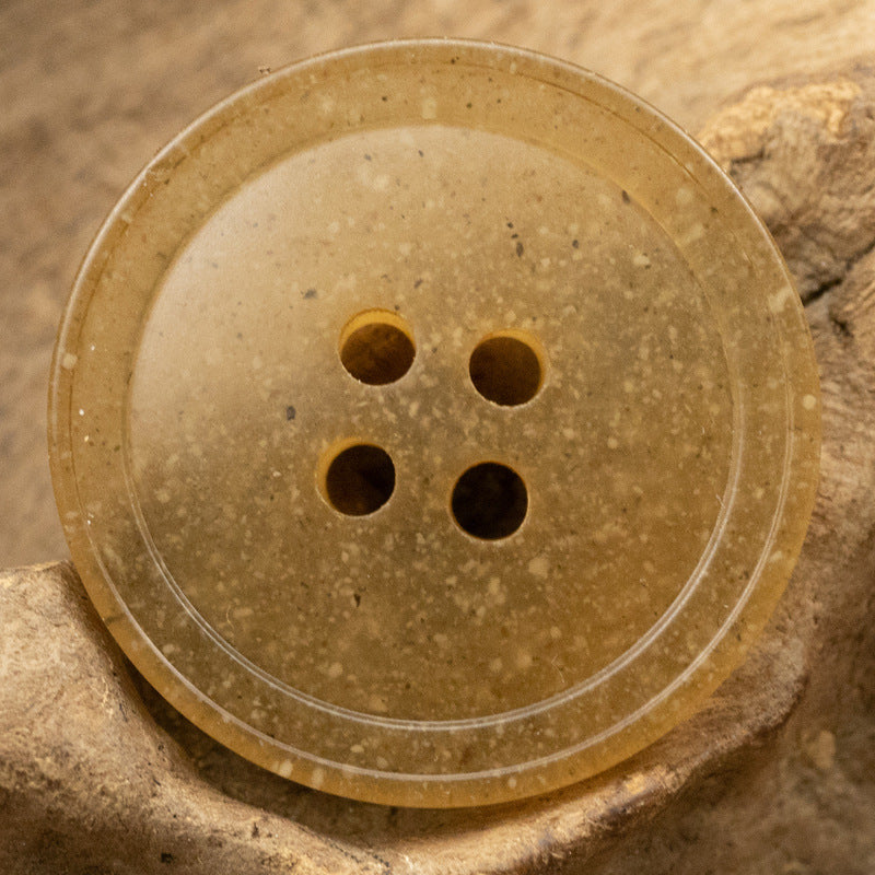 Transluzenter Vierloch-Resin-Knopf, goldbraune/khakifarbene Optik mit gesprenkelter Oberfläche
