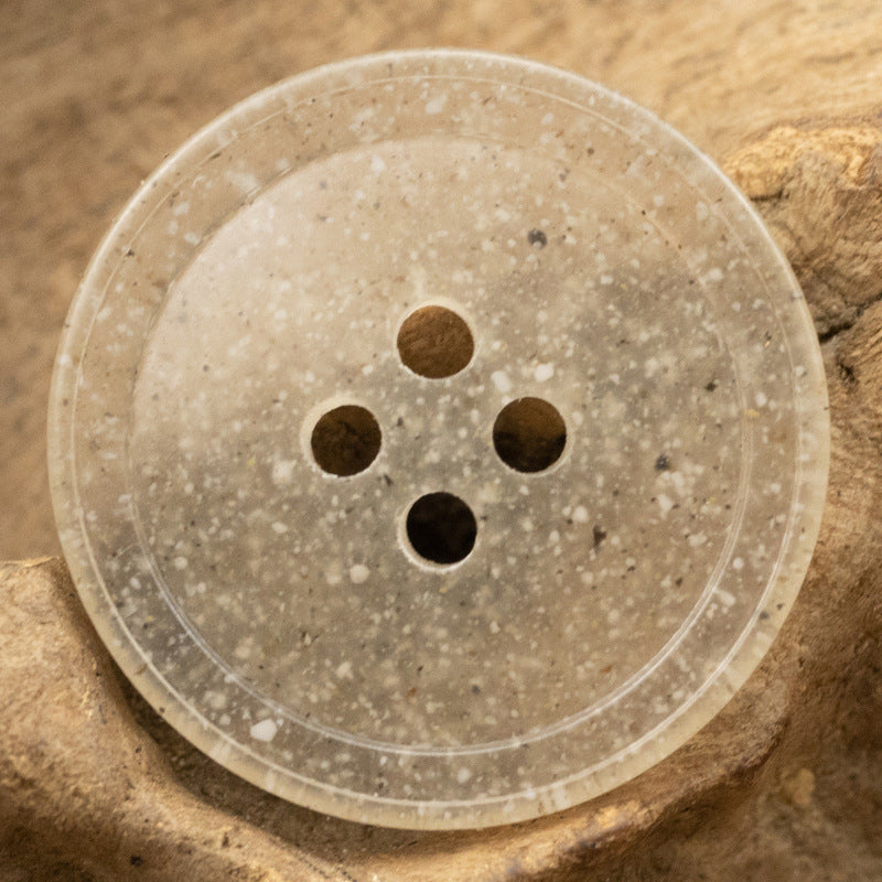 Transluzenter Vierloch-Resin-Knopf, klare weiße Optik mit gesprenkelter Oberfläche