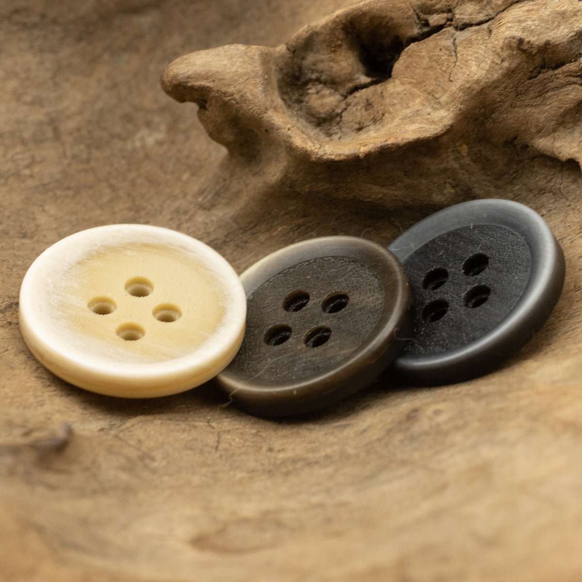 4-hole round resin sewing buttons with gradient frosted finish, cream, coffee and black