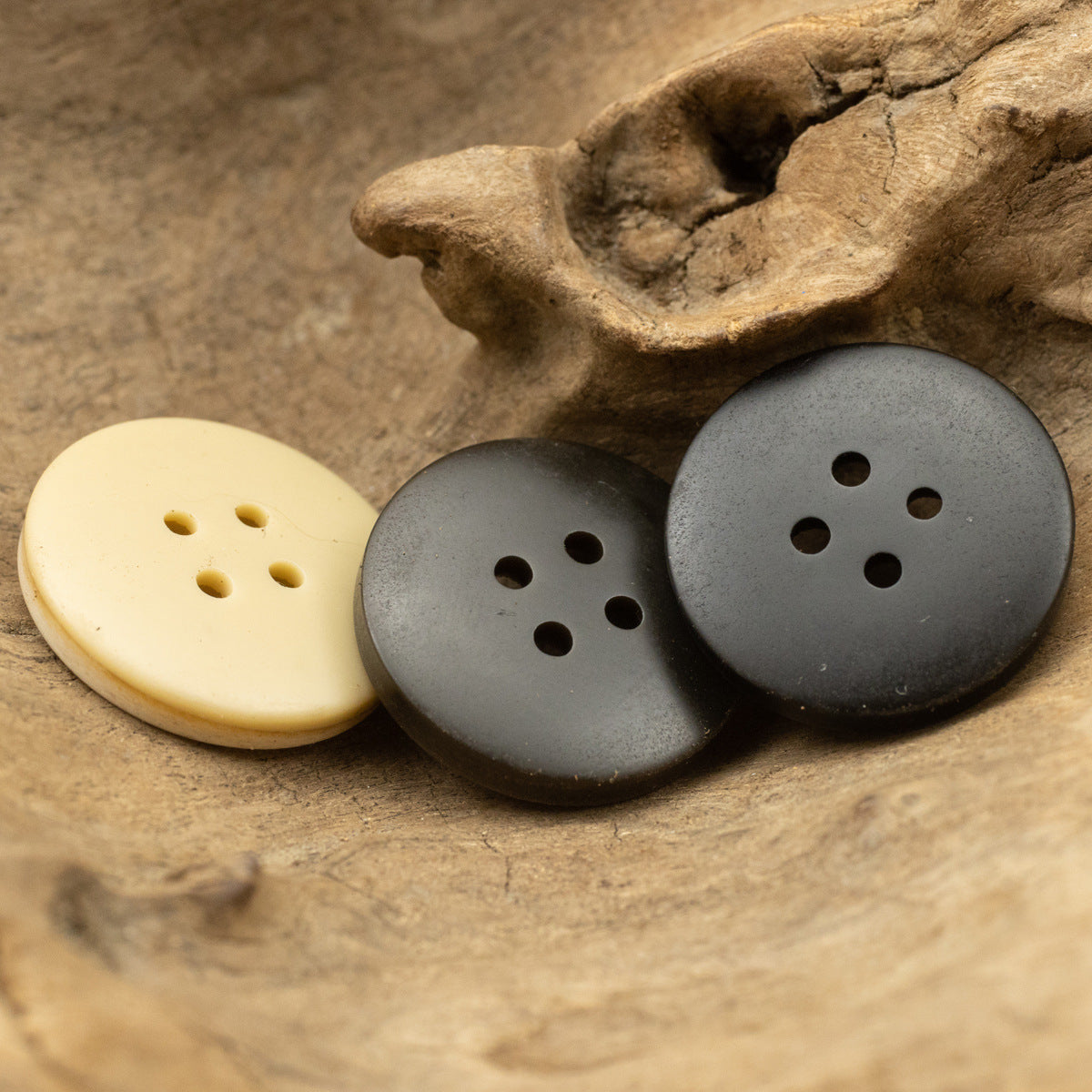 Round resin sewing buttons, 4 holes, gradient frosted look, cream and dark set