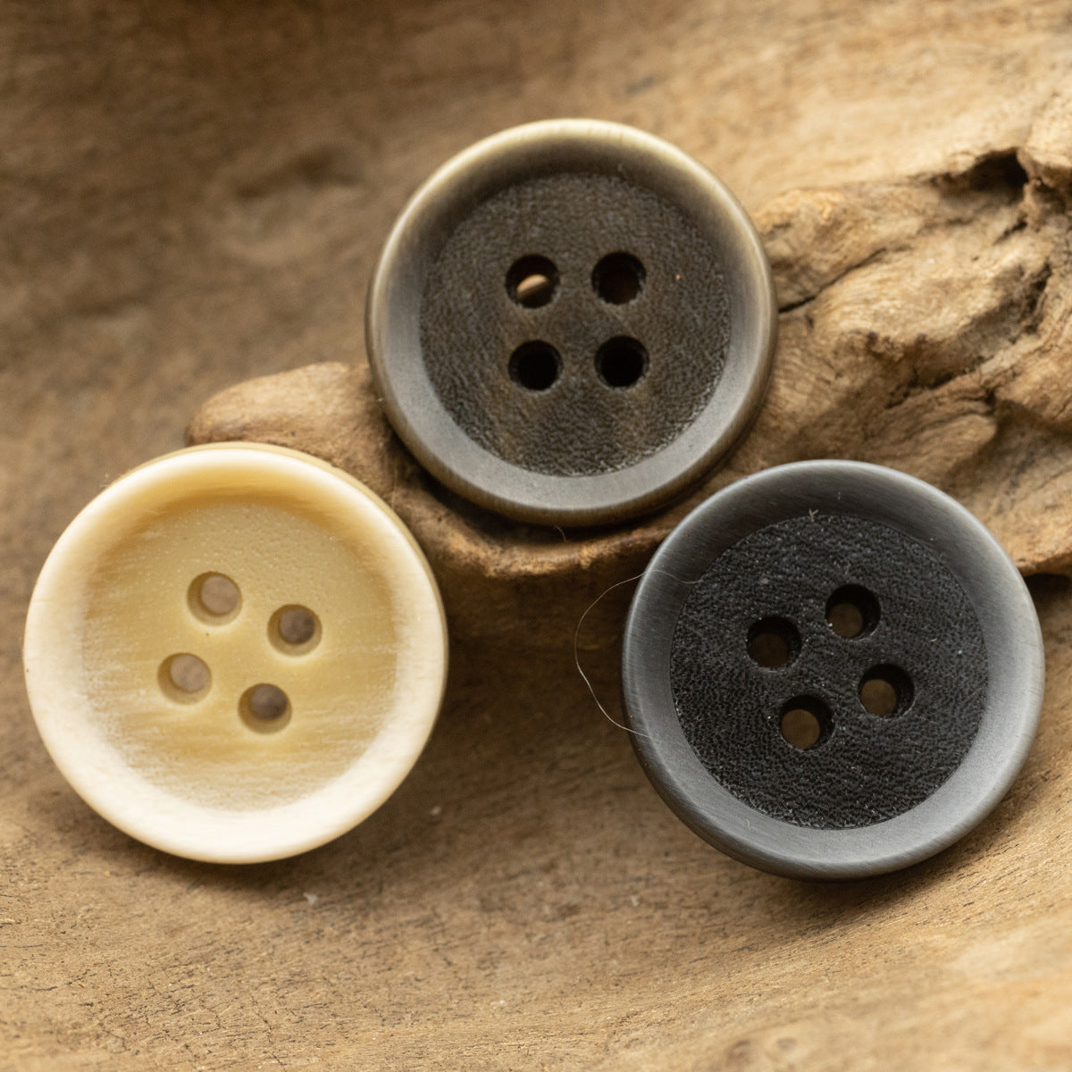 4-hole round resin sewing buttons, gradient frosted surface, light cream and dark colors