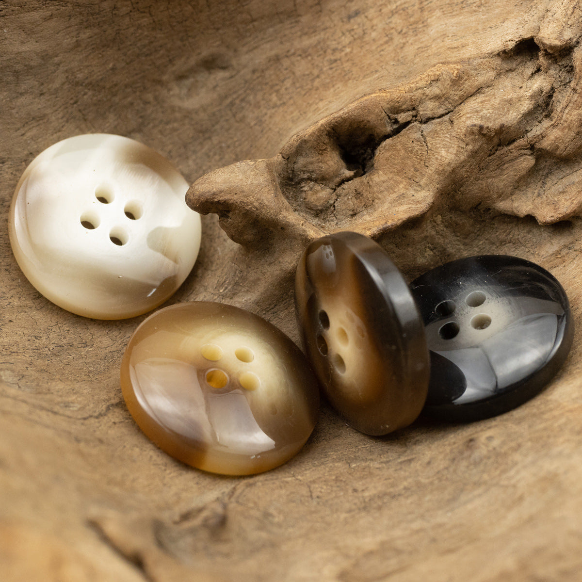 Glänzende 4-Loch-Resin-Knöpfe in Creme-, Beige-, Braun- und Schwarzvarianten