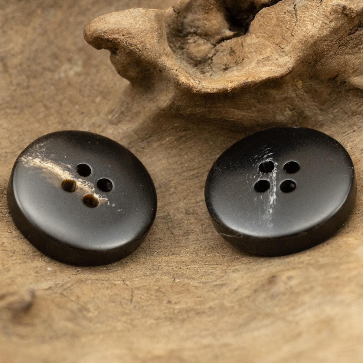 Schwarze runde Resin-Knöpfe mit 4 Löchern, 15–30 mm (2er-Ansicht)