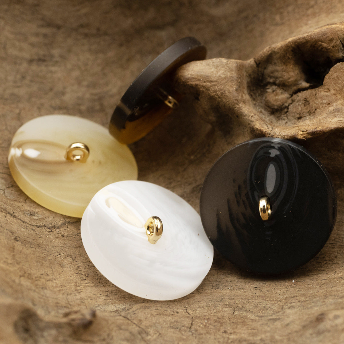 Resin-Metallknöpfe mit goldfarbener 2-Loch-Schlaufe in Weiß, Khaki und Schwarz