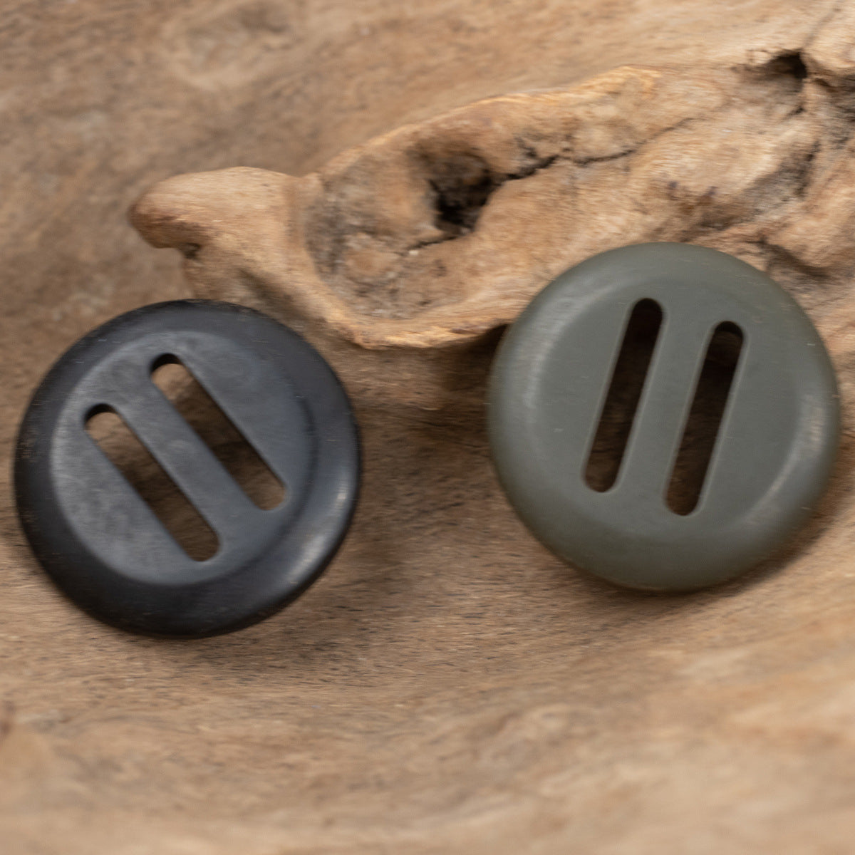 25mm runde Resin-Knöpfe, schwarz und olivgrün, mit Schlitzen