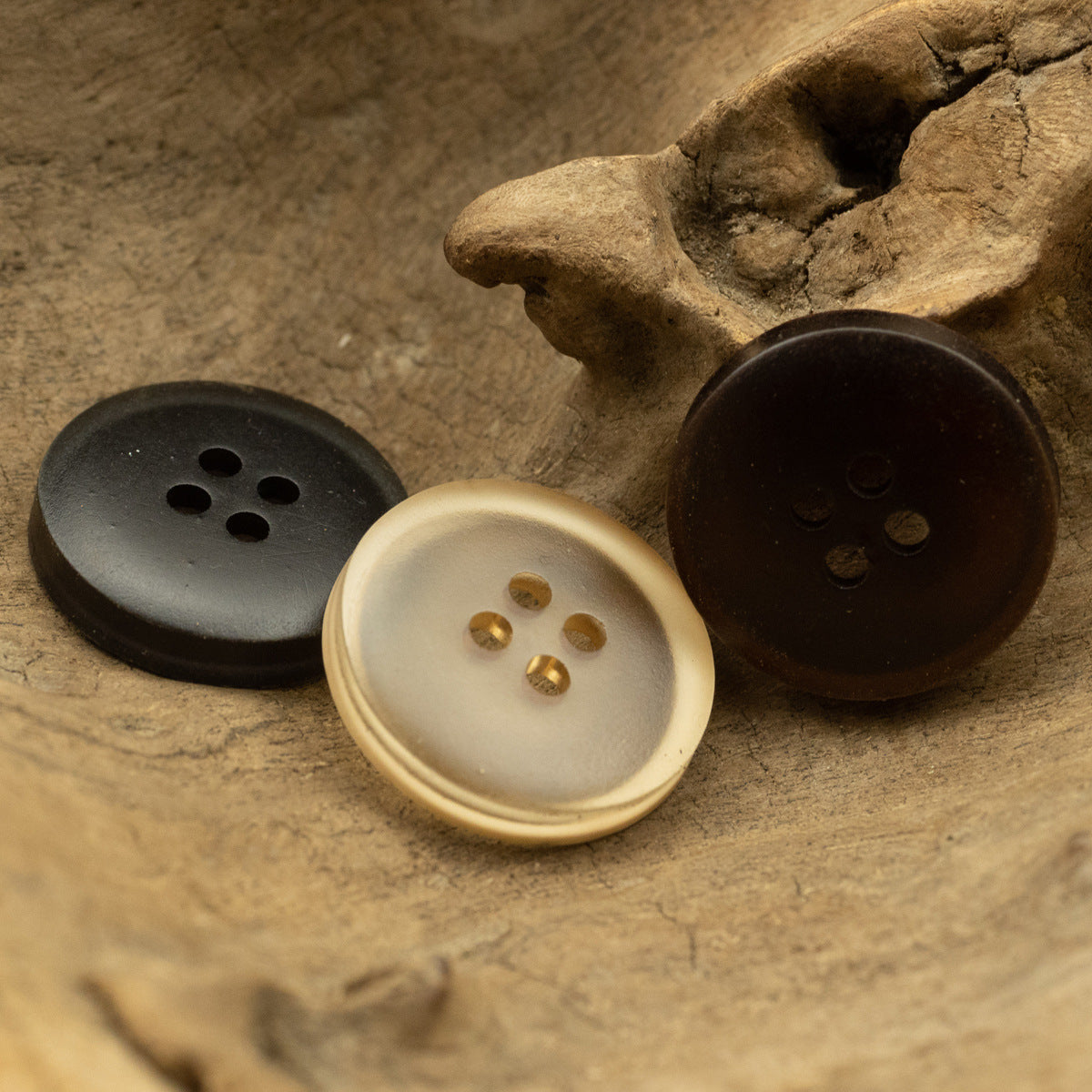 Runde Resin-Knöpfe: schwarz, hellbeige und dunkelbraun, 4 Löcher