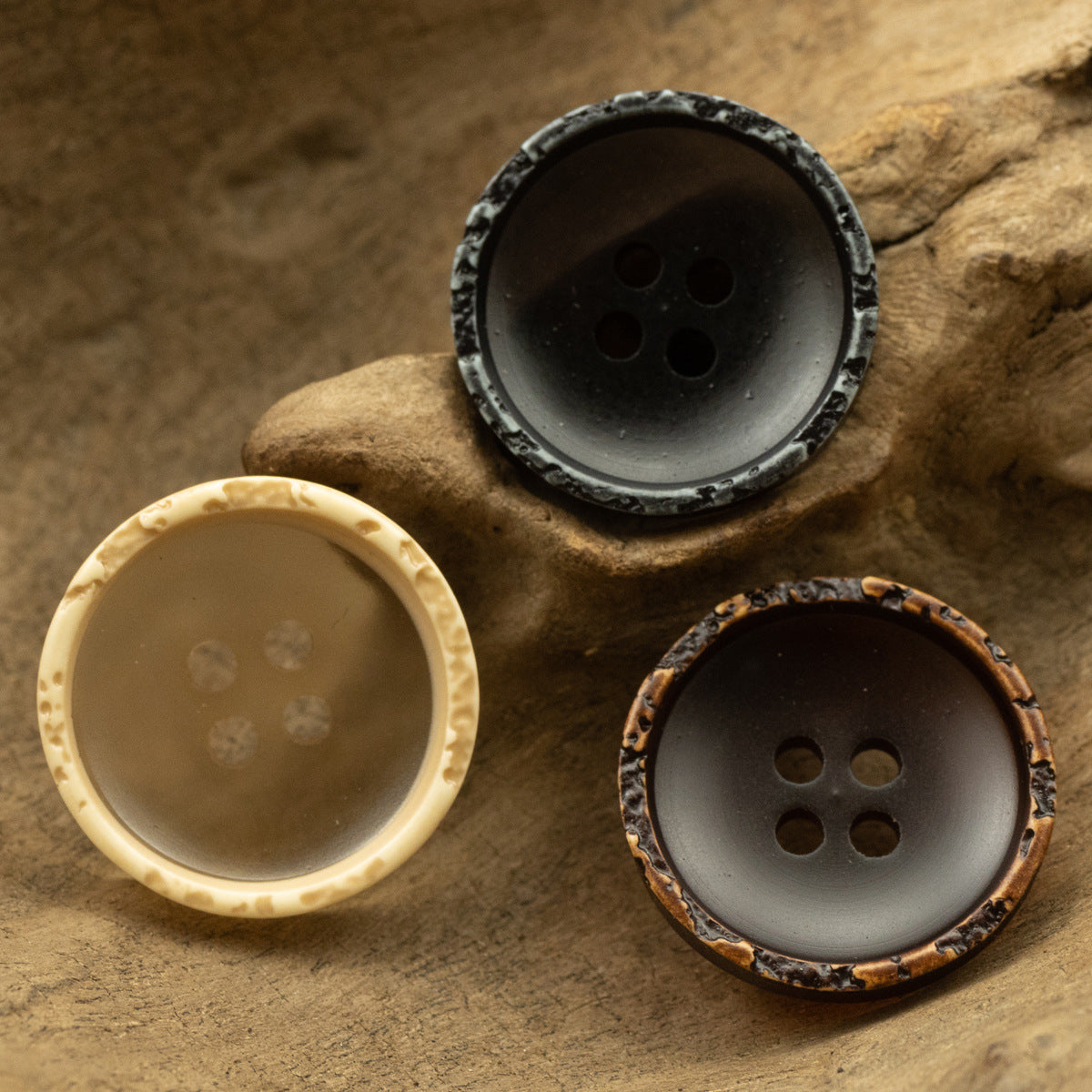 Runde Resin-Knöpfe: dunkles Grau, hellbeige und braun mit Rockrand, je 4 Löcher