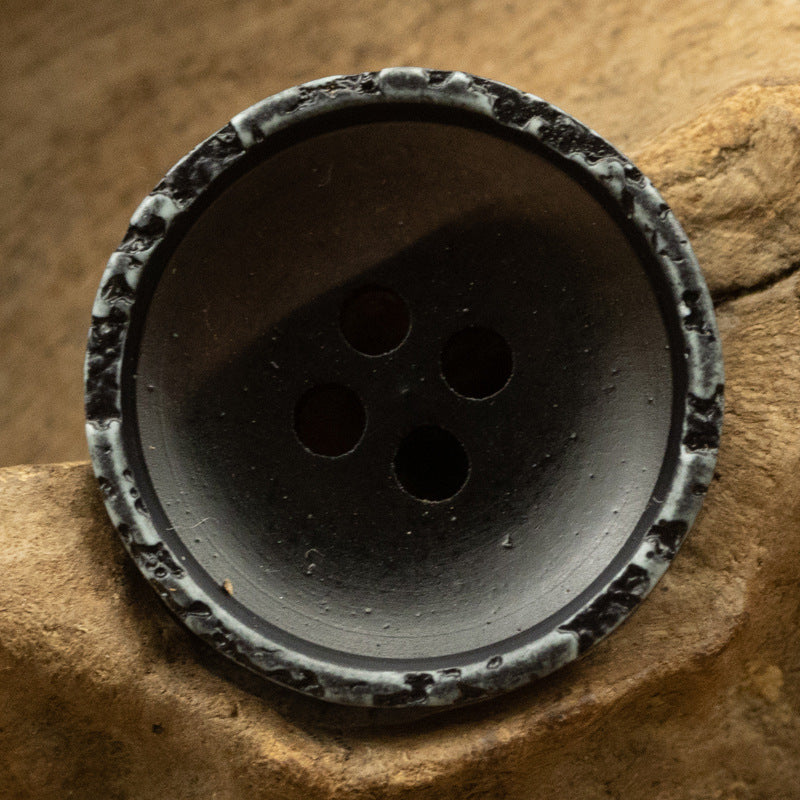 Schwarz-brauner Resin-Knopf mit gewaschenem Rand, 4 Löcher