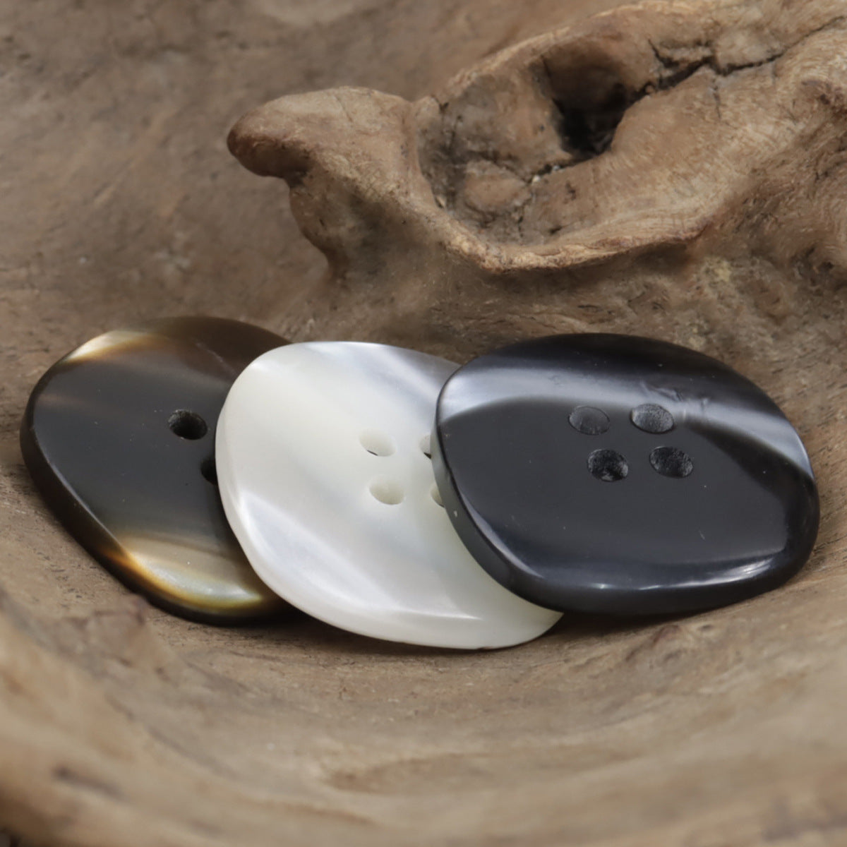 Resin buttons in coffee, white and dark tones, 4-hole round