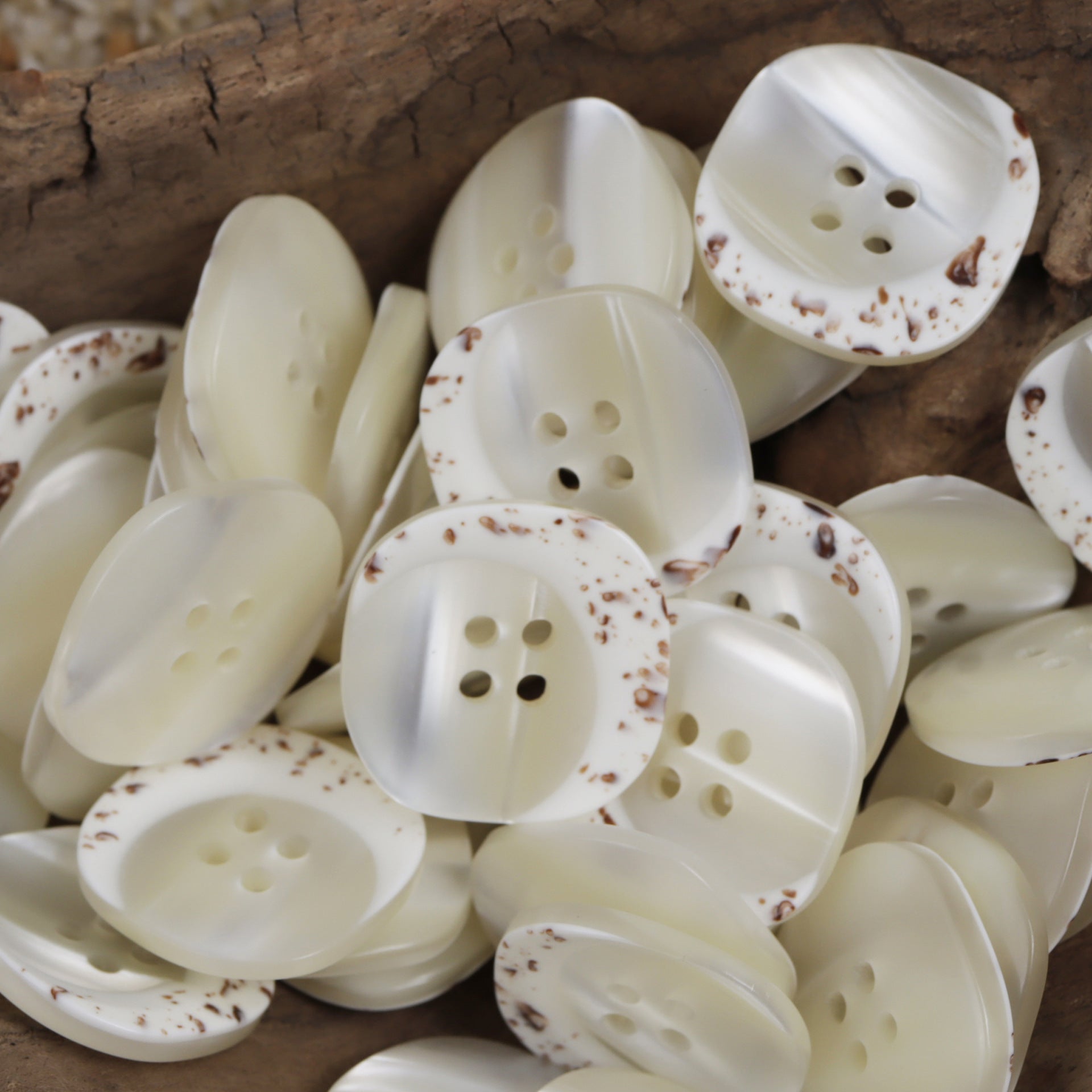 White shell-pattern resin buttons, round, 4 holes, vintage style