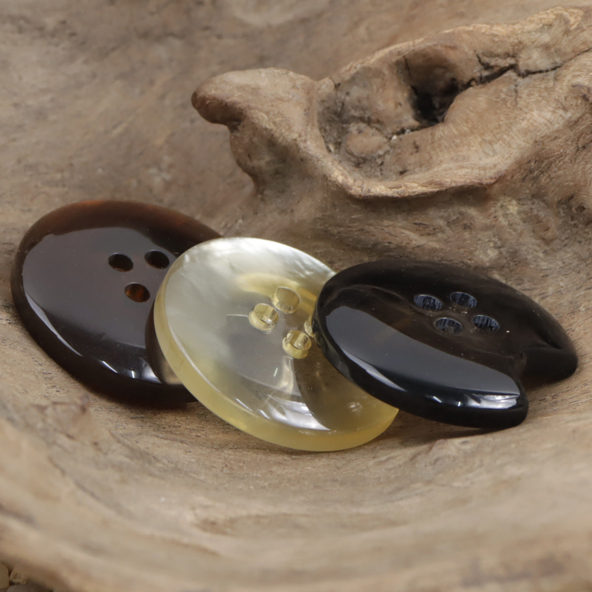 Transparente Resin-Knöpfe in Malt, Coffee und Black, 4 Löcher, chipped