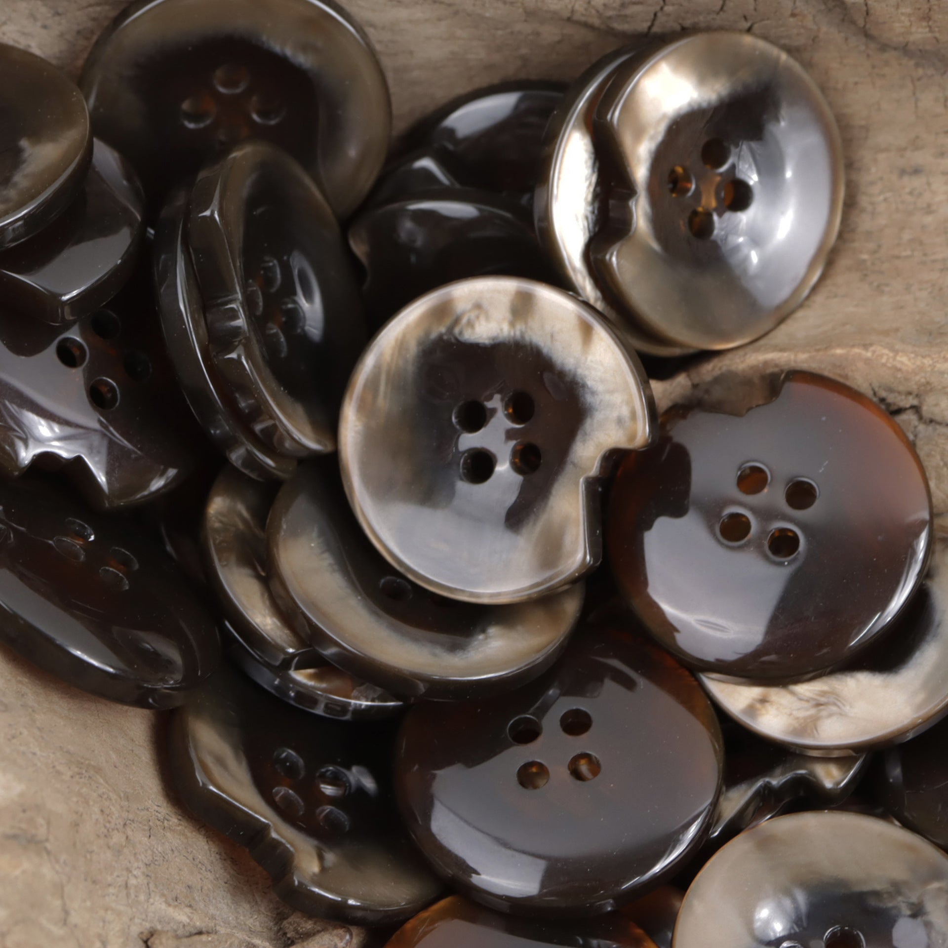 Gemischte transparente Resin-Knöpfe: Black, Coffee und Malt, 4 Löcher, chipped