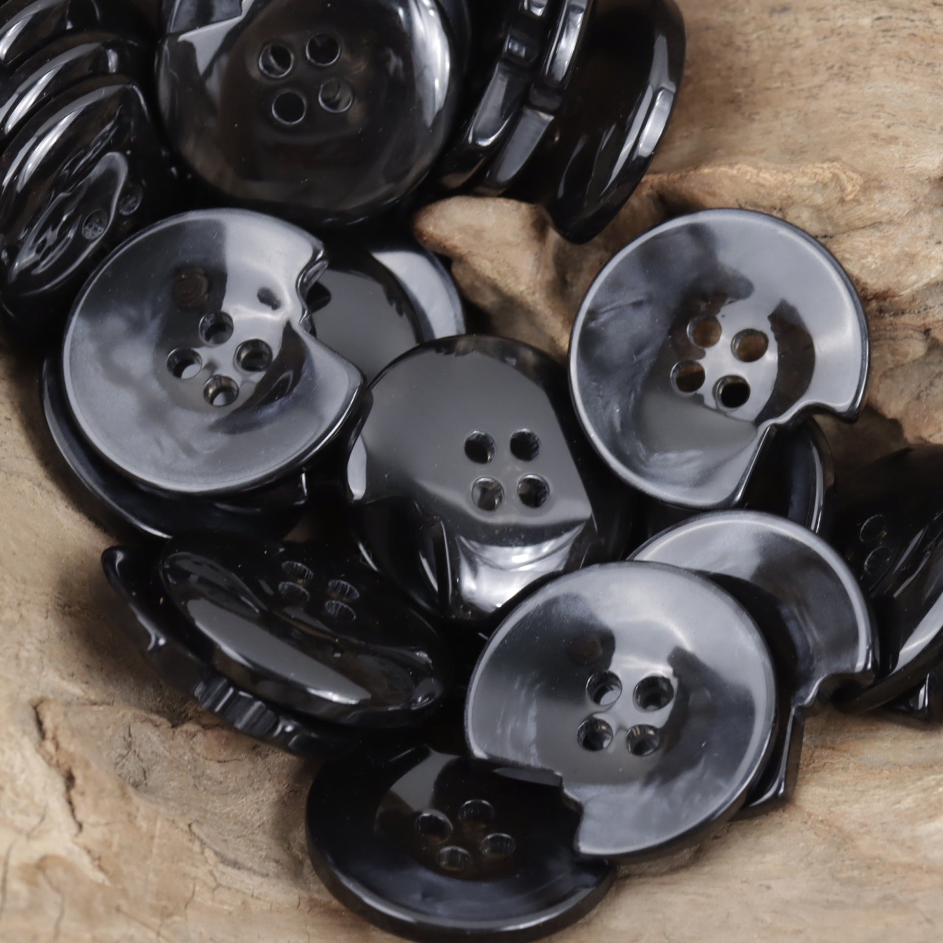 Transparente Resin-Knöpfe Black, 4 Löcher, goldfarbene Einsätze, glänzende Oberfläche