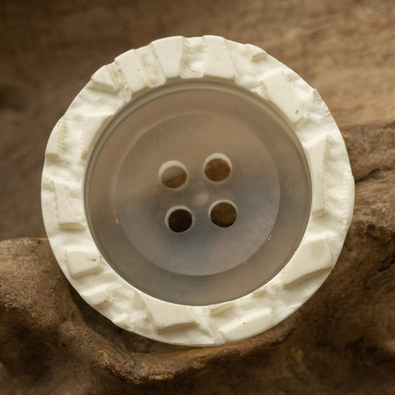 Cremeweißer 4-Loch-Resin-Knopf mit körnigem Rand, Vorderseite