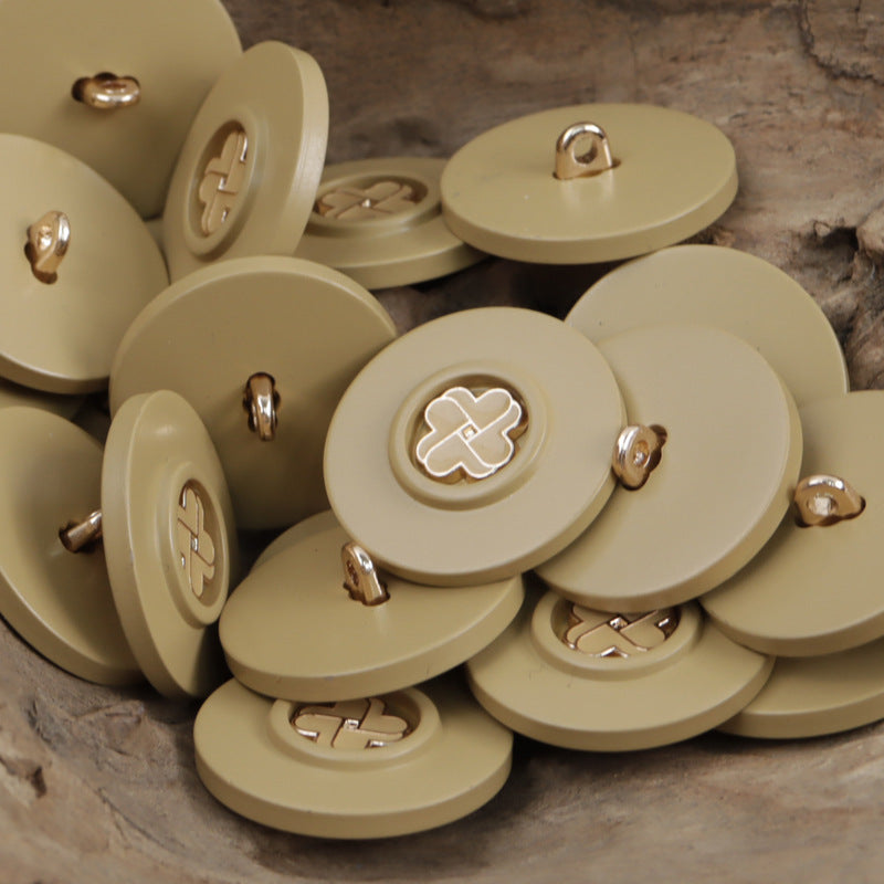 Khaki-farbene runde Harzblumenknöpfe mit Metallstift, Vorderansicht, mehrere Stücke
