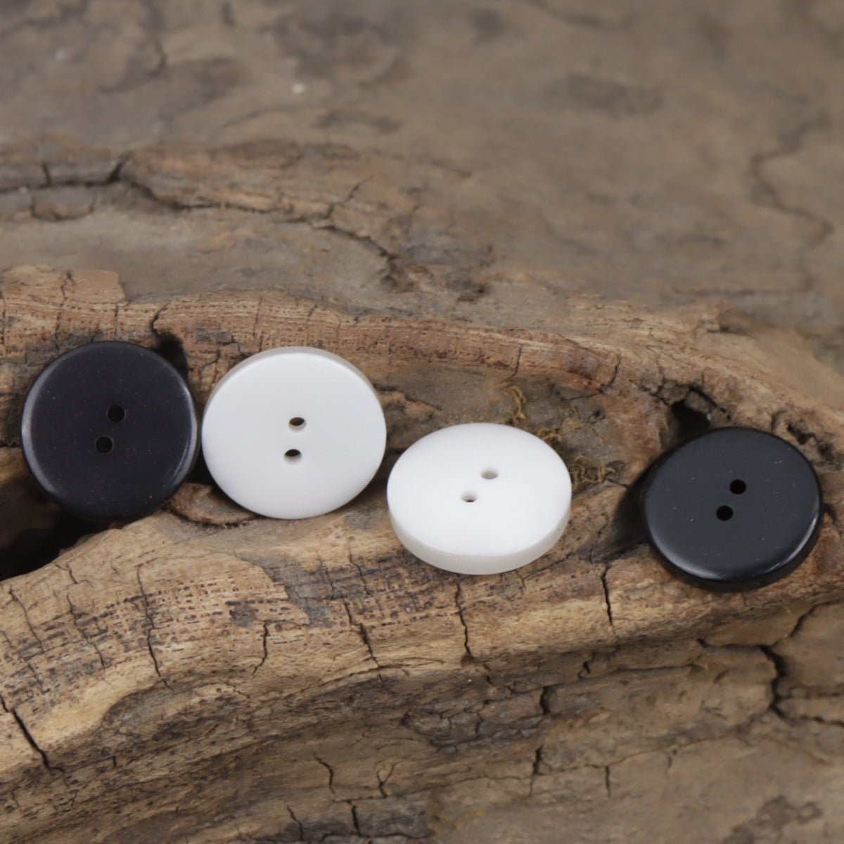 Round resin buttons with two holes, black and white, sewing button fronts