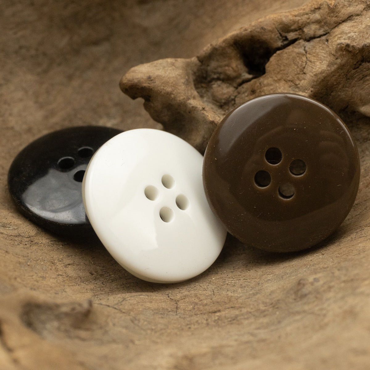 Resin coat buttons, 25mm, four-hole set in white and dark coffee colors
