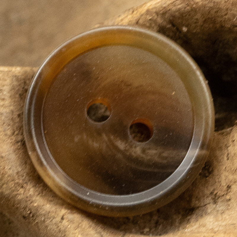 Khakifarbener matter Resin-2-Loch-Knopf, runde Vorderansicht