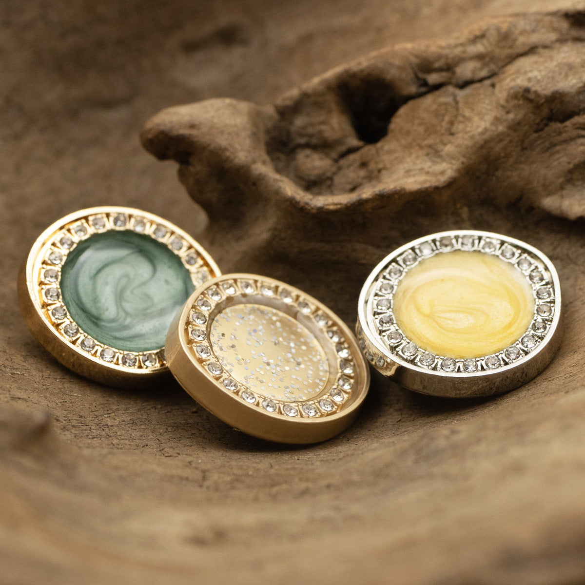 3 ovale Strassknöpfe: grün, gelb und goldglitzernd, jeweils mit Metallfassung