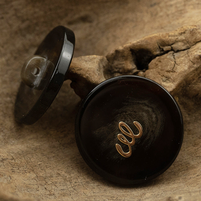 Braune Resin-Knöpfe 2-Loch, „LL“ Schriftzug vorn, Seitenansicht Rückseite
