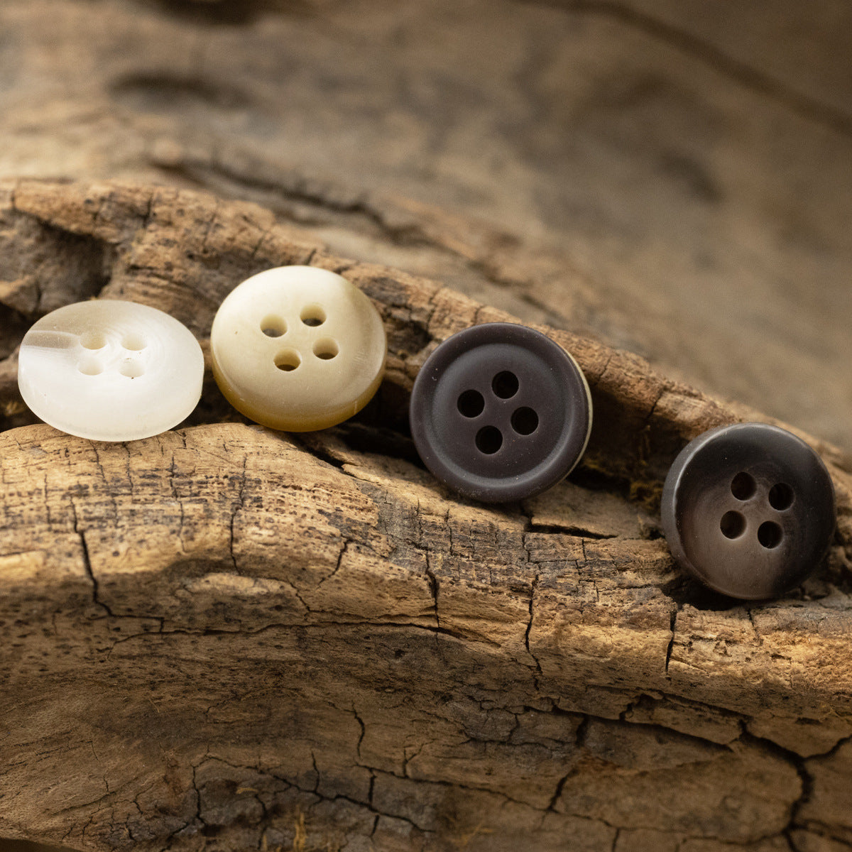 Knöpfe aus Harz mit Holzmaserung, 4 Löcher, creme und dunkelbraun, Schalenform