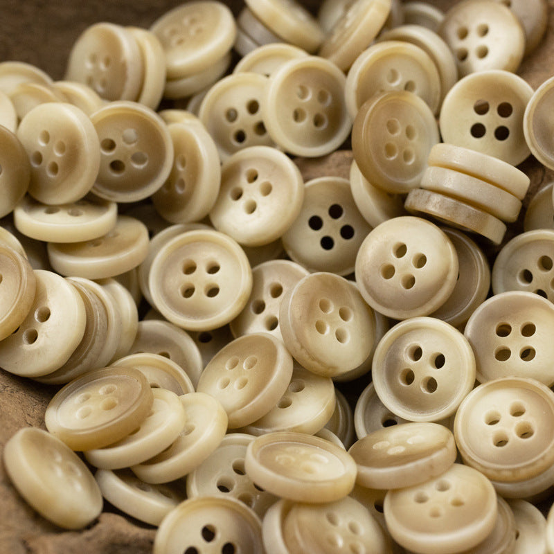 Viele 11.5mm Harzknöpfe mit Holzmaserung, 4 Löcher, cremefarben, Schalenform