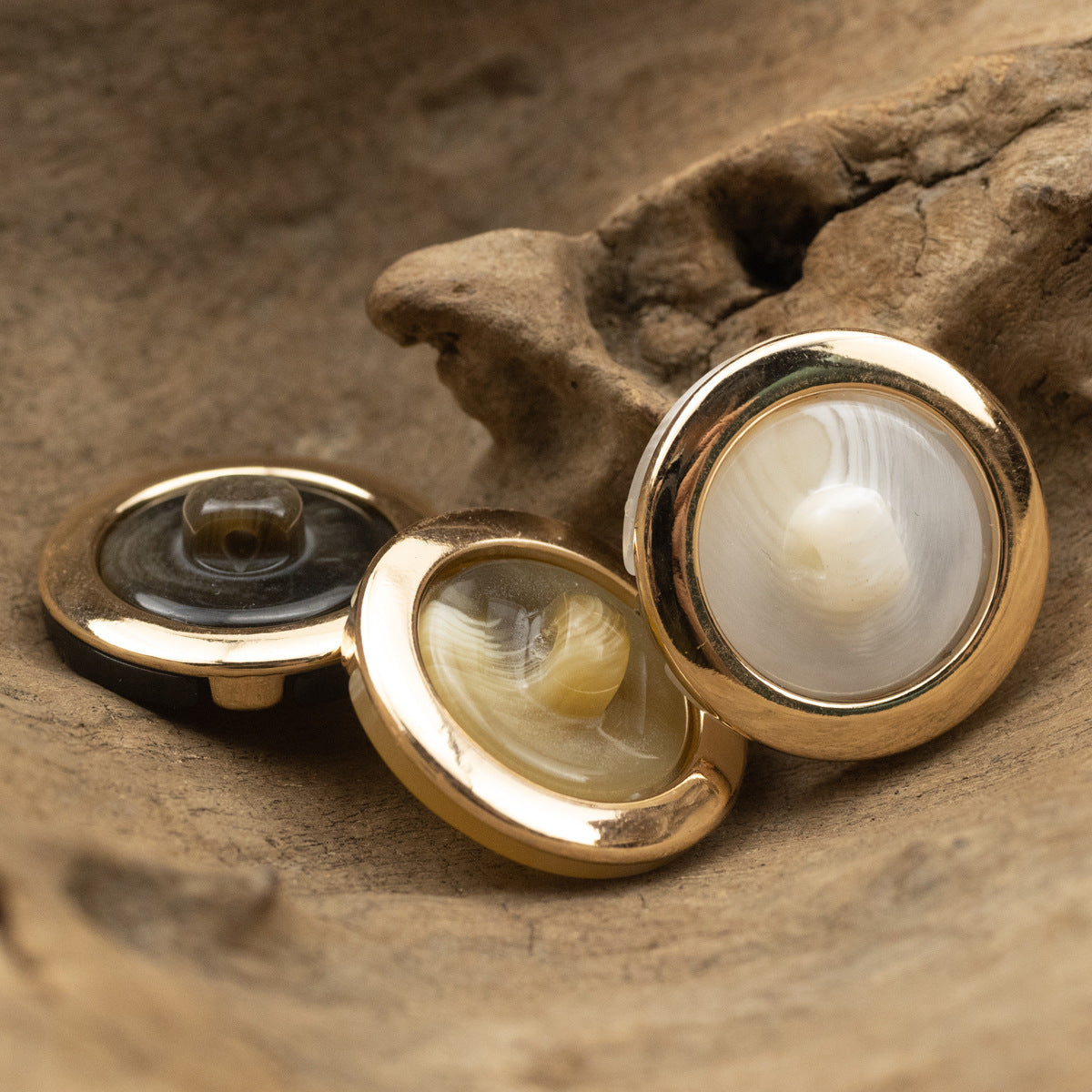Resin-Knöpfe im Set: creme, gelb und dunkelbraun marmoriert, goldfarbene Metallränder