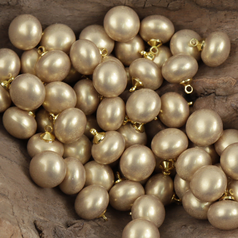 Goldbraune runde Harzknöpfe mit goldfarbenen Ösen für DIY-Ohrringe
