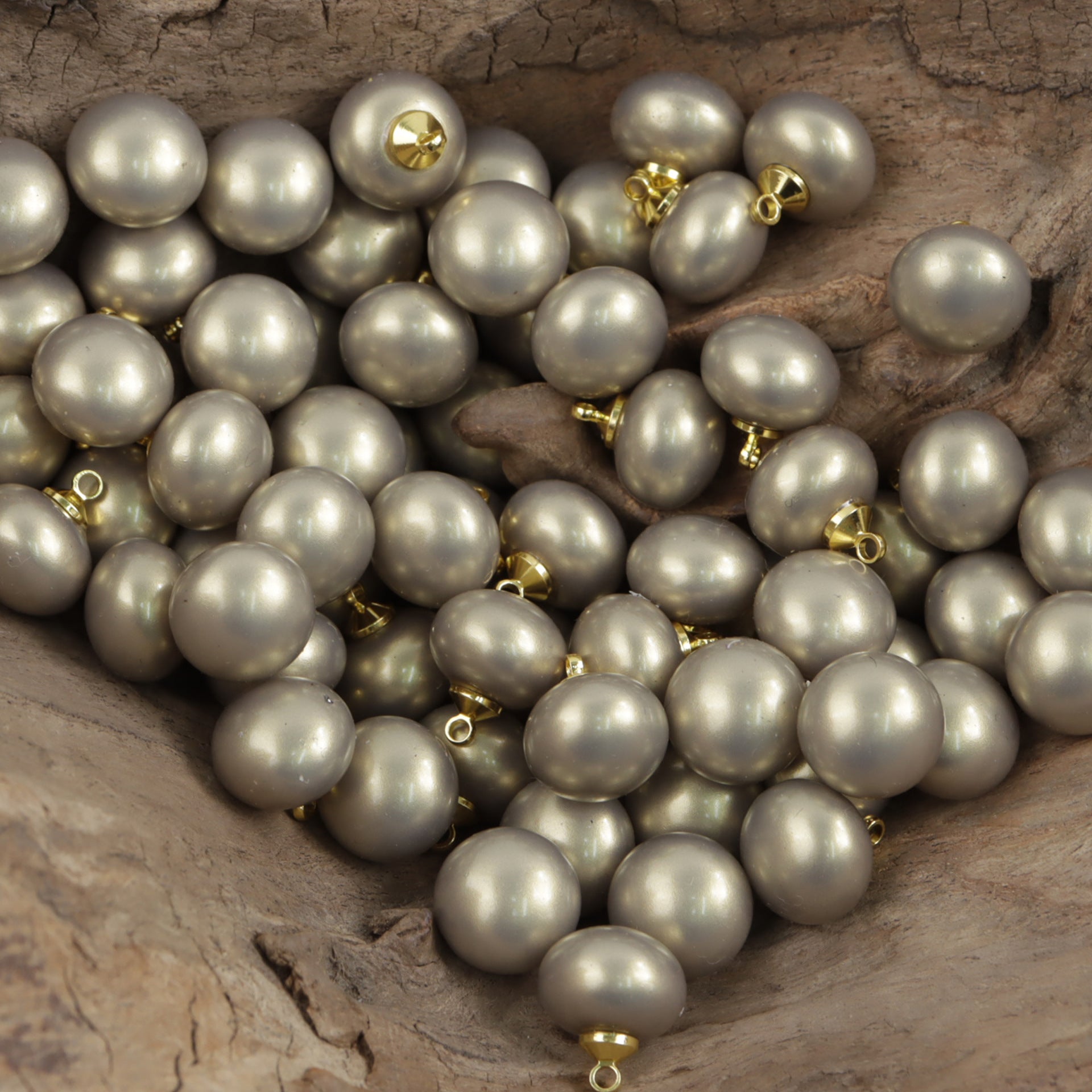 Grau-silberne Kugel-Harzknöpfe für DIY-Ohrringe mit goldfarbenen Ösen