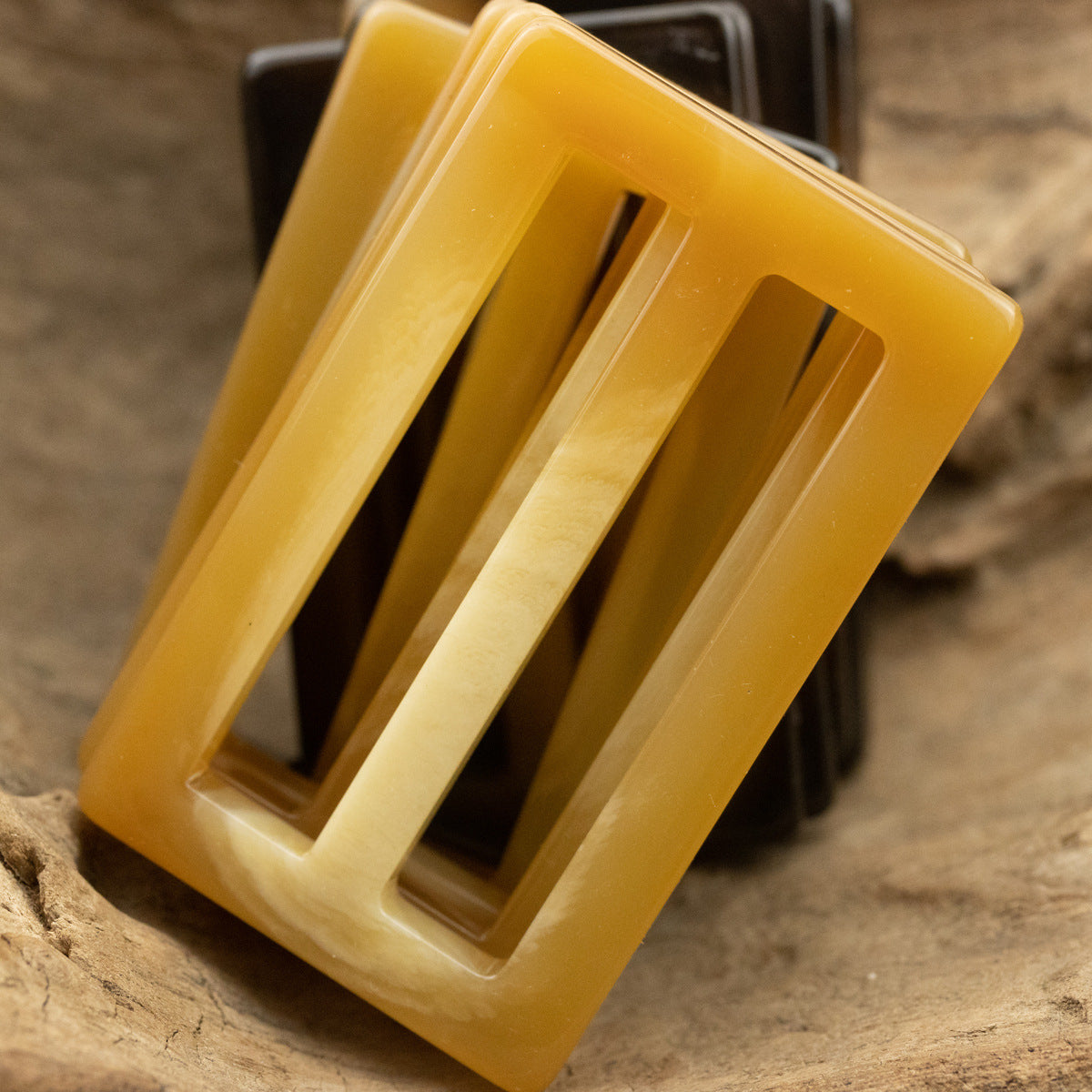 Hellgelbe rechteckige Resin-Schnalle mit 2 länglichen Schlitzen zur Taillenverstellung