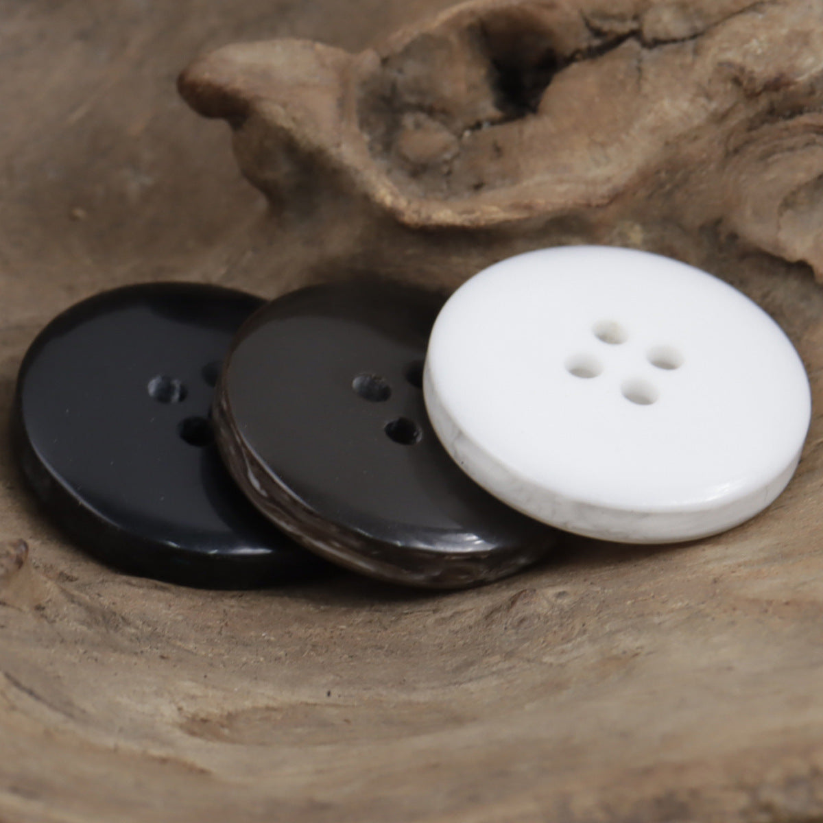 White smoke-pattern resin button, round, 4-hole design