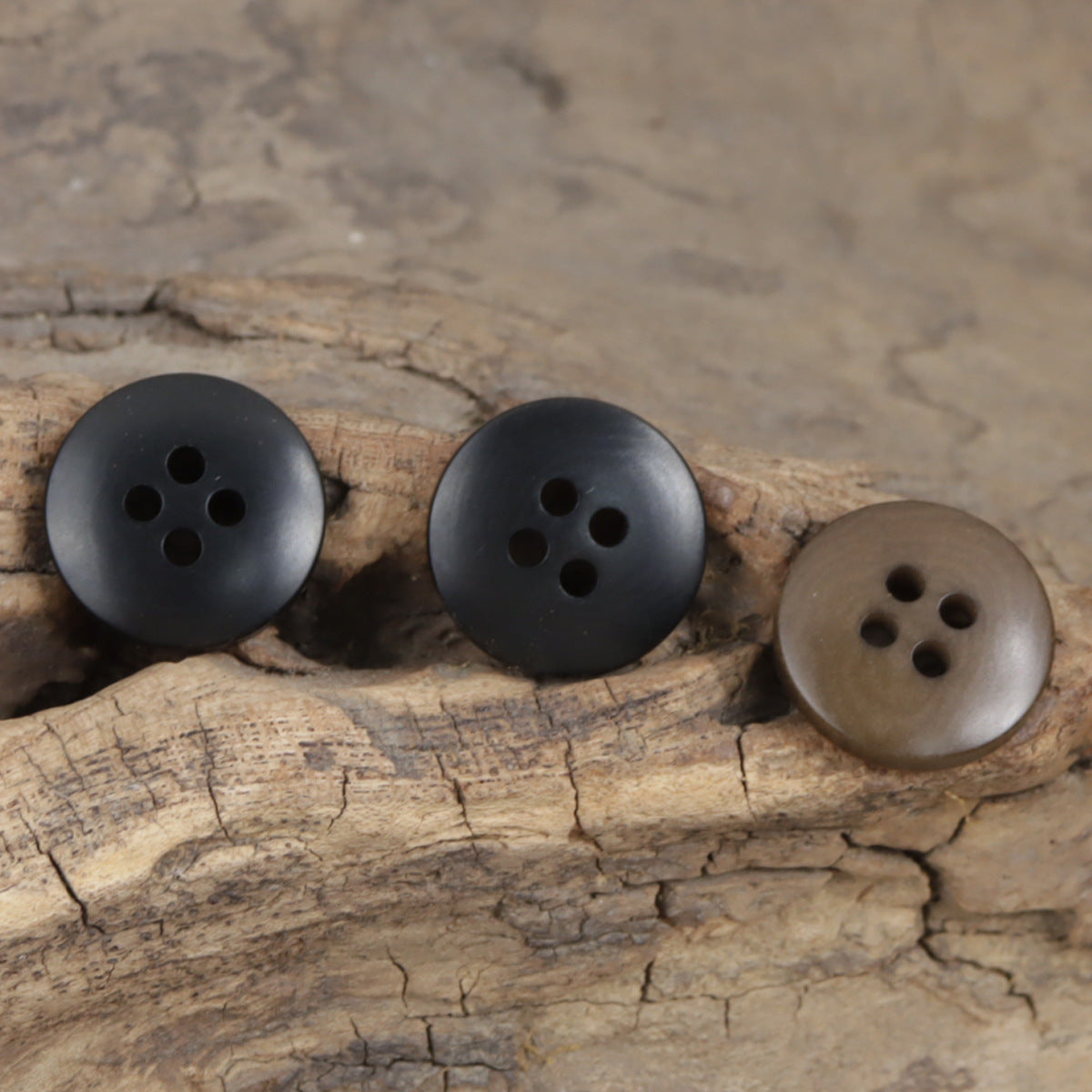 15mm 4-hole burnt-edge fruit buttons in black and coffee