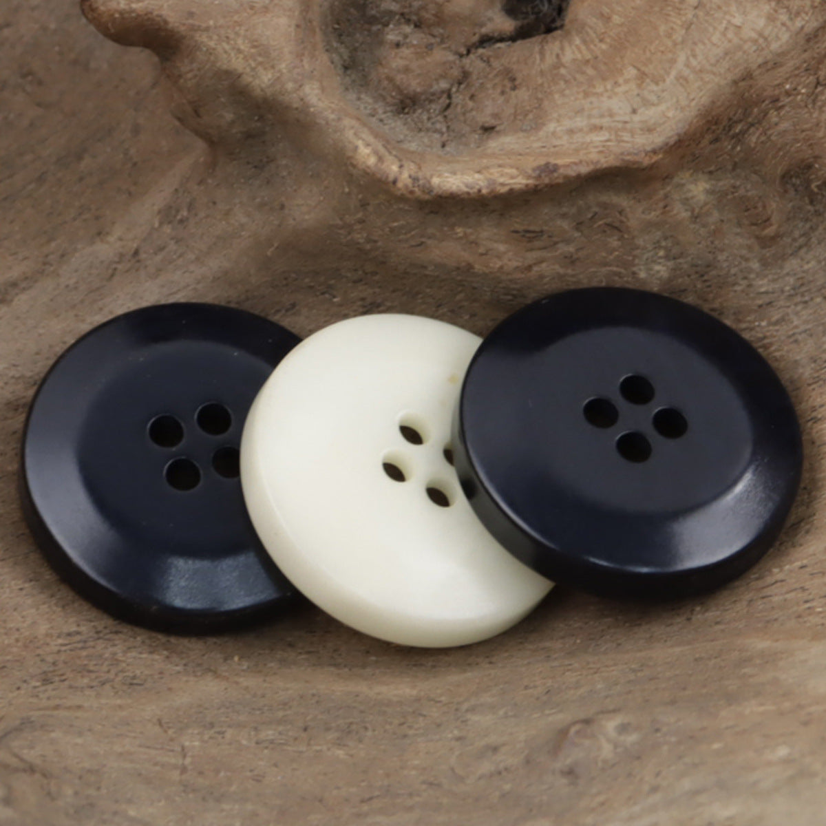 Button assortment in beige and blue-black, round 4-hole styles