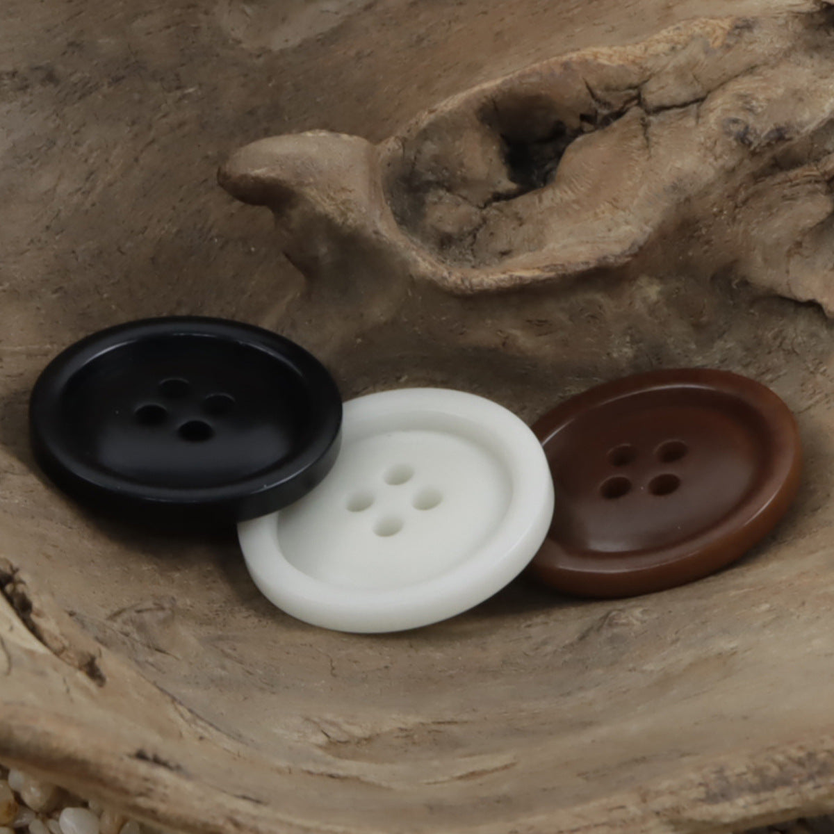 Four-hole nut buttons: black, white, and coffee