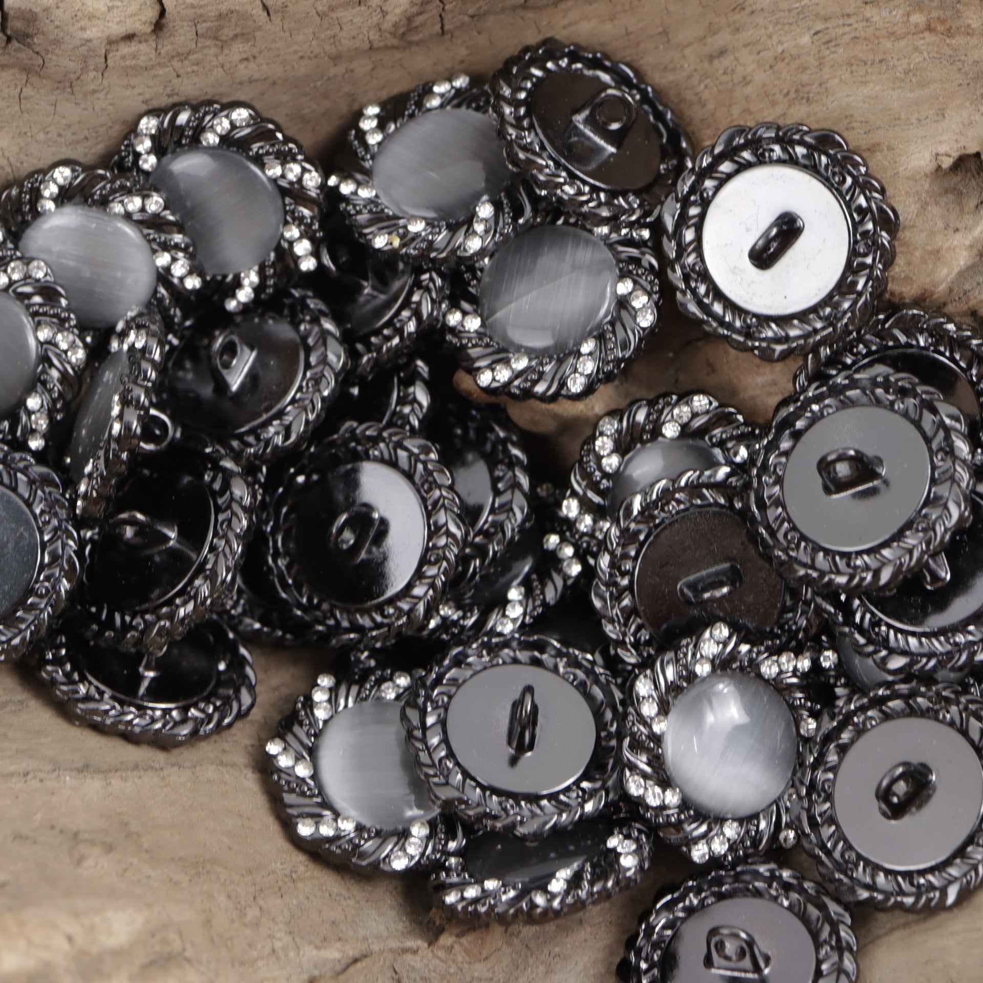 10x glänzende schwarze Metallknöpfe mit silbergrauer runder Platte und Strassrand